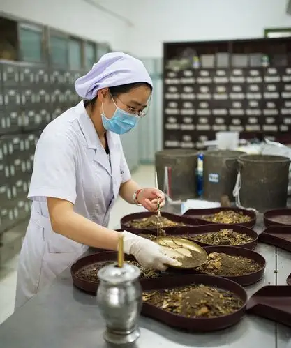 抓药 摄影 刘玉华