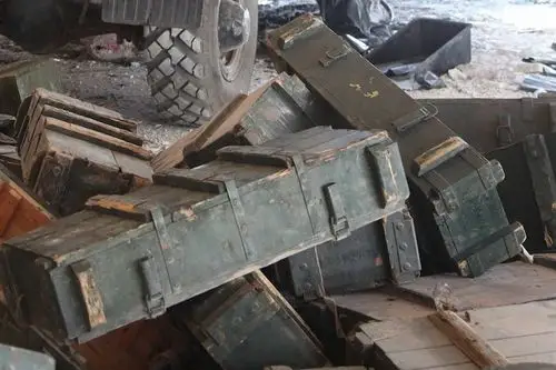 美军弹药箱砸中学校屋顶 所幸无人受伤