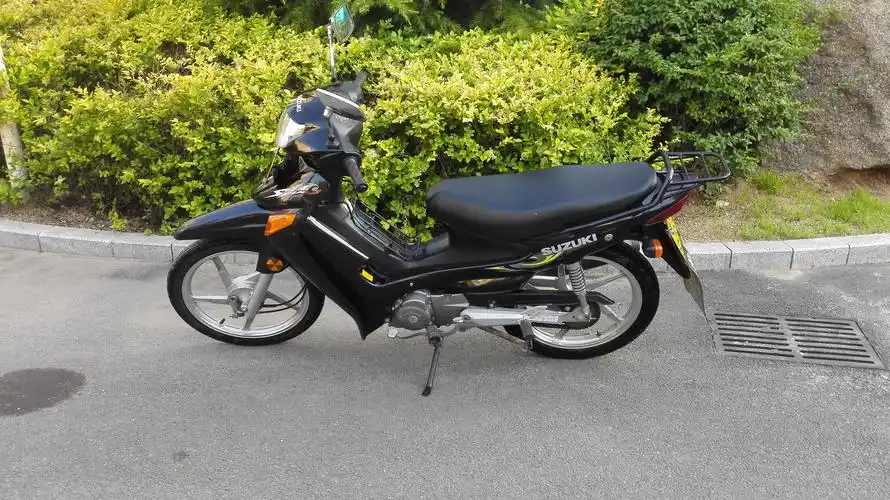 铃木赛驰弯梁摩托车,不到两年,9000公里,手续齐全.