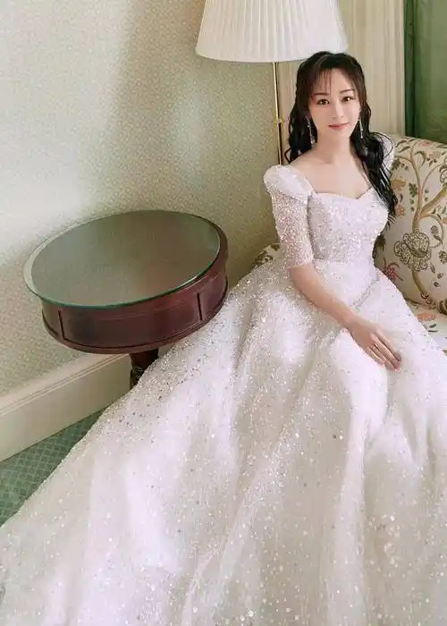 杨紫十一套礼服造型大赏,万年一字肩,也能美出圈_长裙_的设计_风格