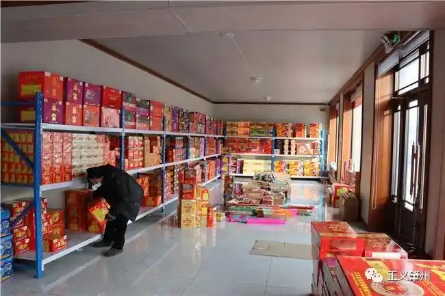 两家违法存放b类专业人员燃放烟花爆竹7箱,雨彤鞭炮店等3家无消防器材