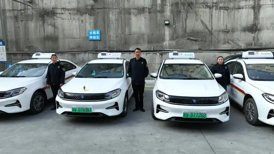 丹巴县新能源出租车上线引领绿色出行新潮流