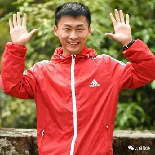 围观肖东坡在万盛石林为外国美女说媒