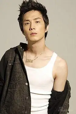 李承铉17岁从美国来到韩国投奔姑父,因为颜值太高了,被住在同一小区的