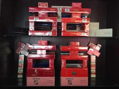 用卷烟摆出"囍"字造型.