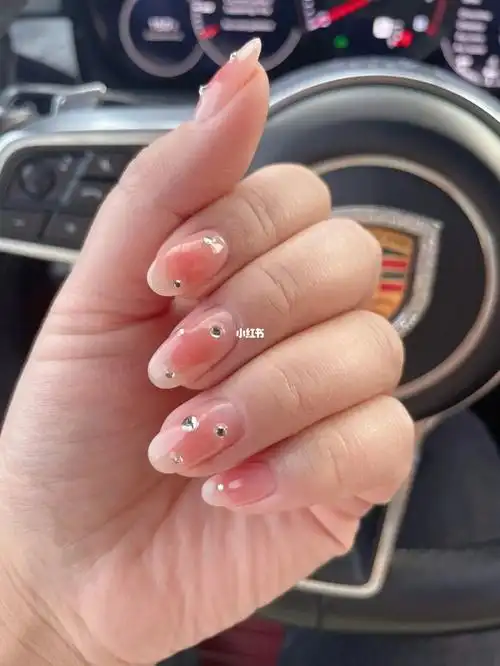 今年流行的腮红指甲真的好温柔