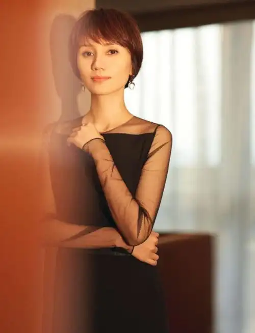 袁泉近日的发型一直都是以短发的设计为主,看上去显得更加的精神一些