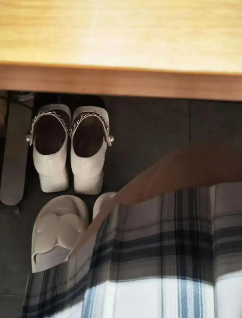 家人们,谁懂啊?早上起来发现鞋子里黏黏乎乎的.