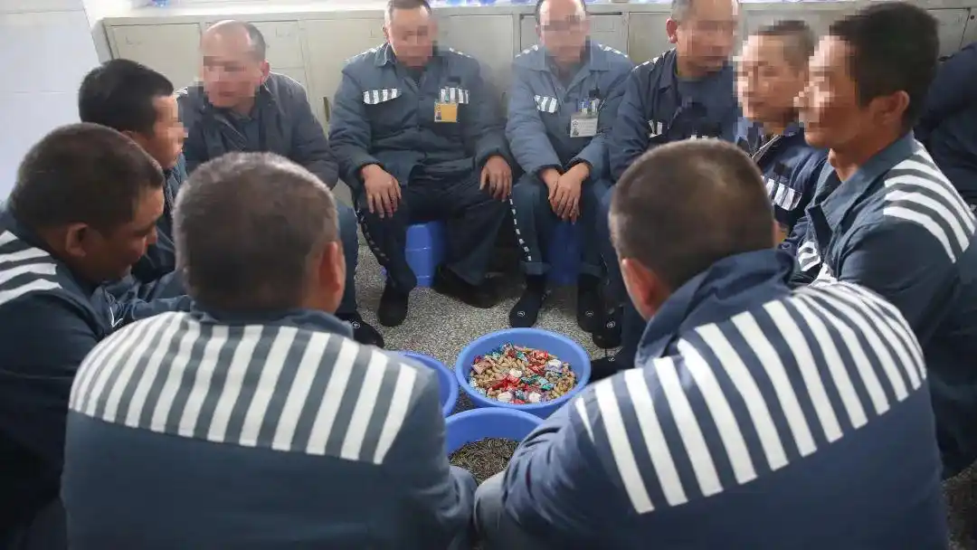 新春茶话会必不可少,他们团团坐下,也能一边吃东西一边轻松愉快地聊天