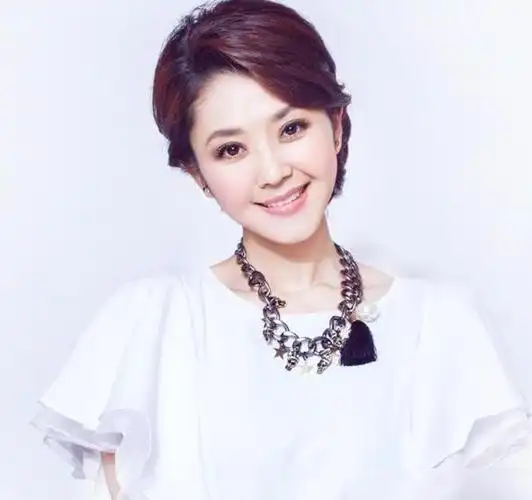 她在央视主持长达15年却只是临时工?后来辞职离开,又被高薪聘回