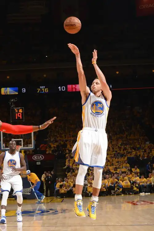 库里三分毫不留情 勇士主场力克火箭