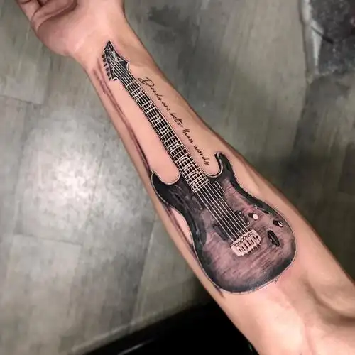 小臂黑灰写实吉他纹身图案