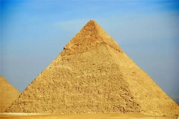 金字塔由来金字塔其实是古埃及统治者的陵墓,这些国王在古埃及都被称