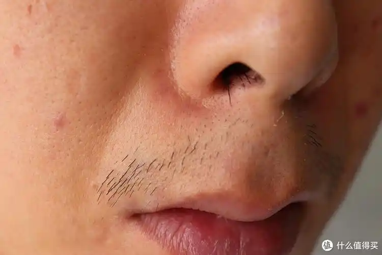 1,鼻毛明显露出(非常非常致命)上面这张图再拉近来看,【油腻邋遢男】