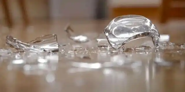 孩子打碎玻璃杯后父母首先竟是拼好玻璃杯终化险为夷