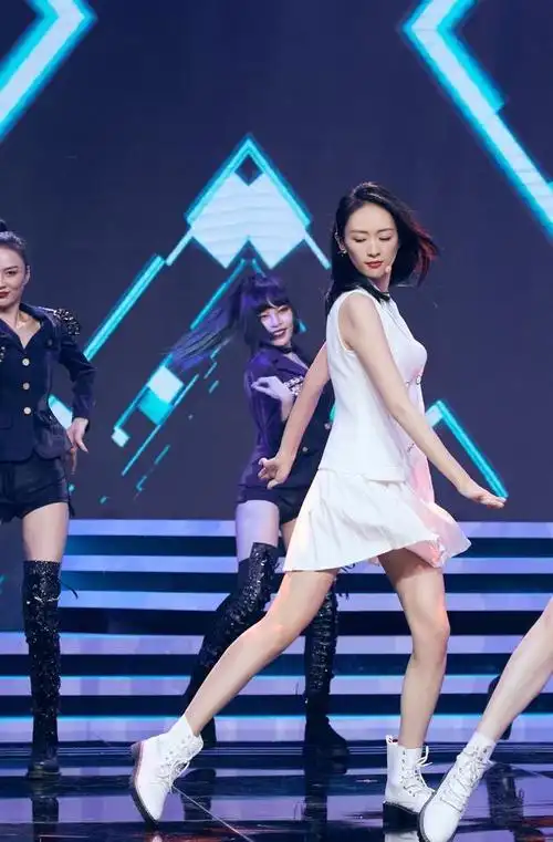 童谣一件无袖的上衣,下搭一条同色百褶短裙,很简单大方的造型没有太多