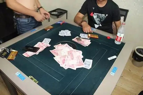二路某宾馆棋牌室内当场查获刘某,张某,王某,赵某4人利用麻将进行赌博