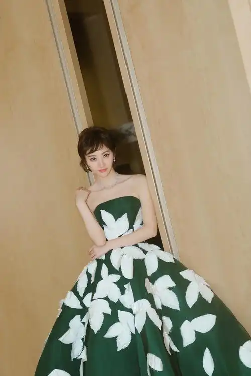 景甜芭莎慈善夜抹胸长裙靓丽写真