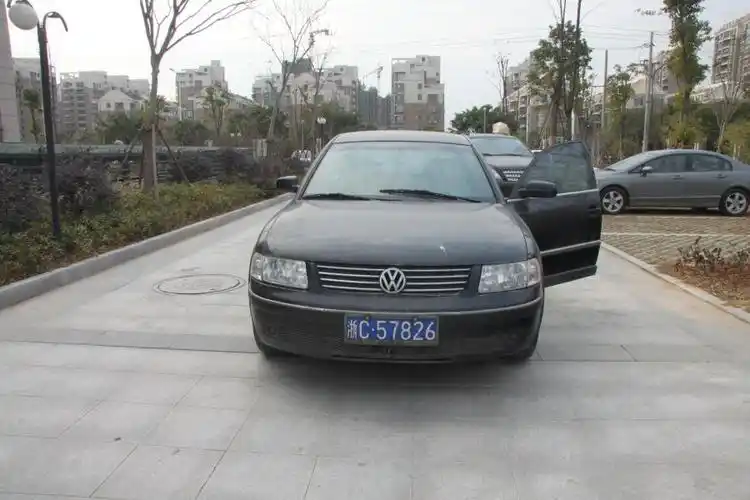 温州市龙湾区人民法院关于车牌号为浙c57826帕萨特牌小型轿车的拍卖