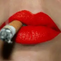 女生性感红嘴唇头像个性超拽抽烟的成熟美女头像