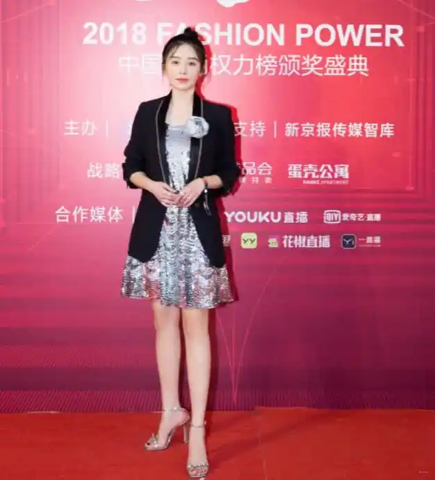 麻烦阚清子换双鞋吧,看鞋子小成啥样了,大脚趾压着第二个脚趾