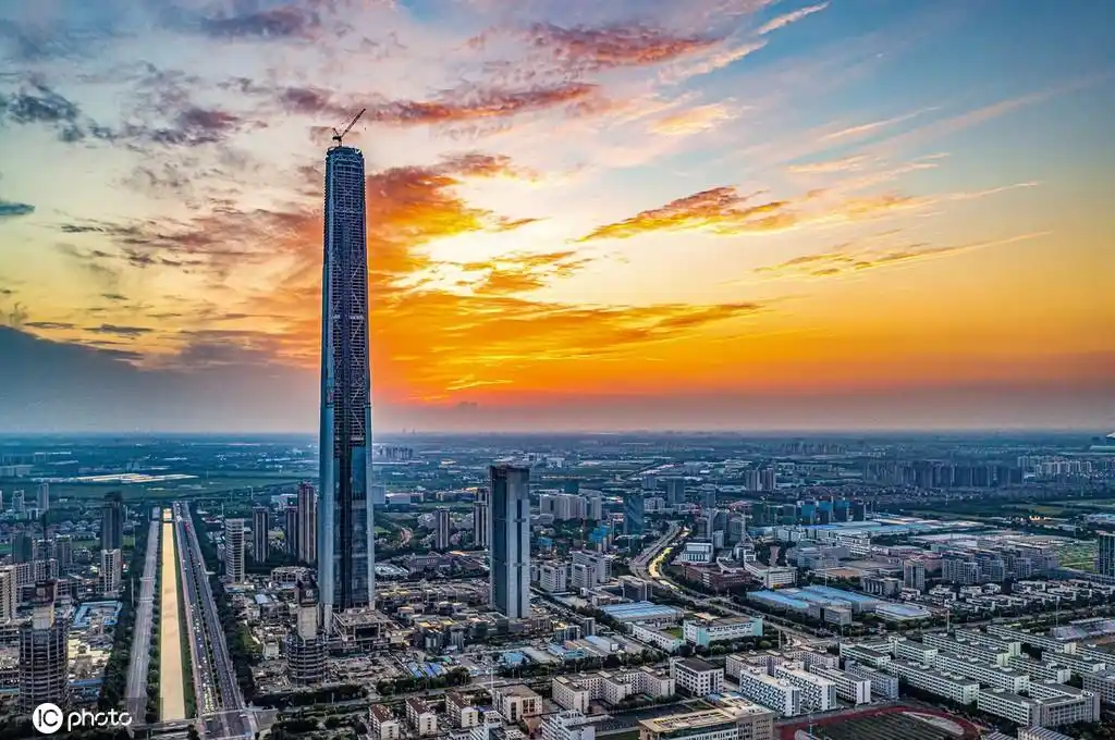 天津:火烧云下的117大厦 格外壮观