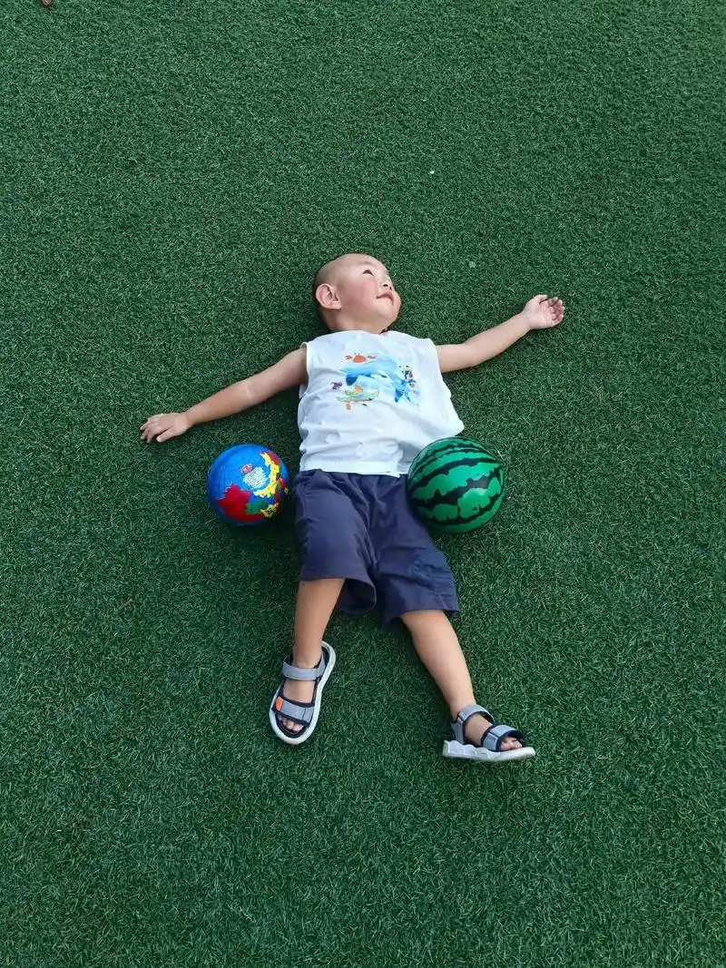 喜悦发生于热爱生活的瞬间,孩子无邪的笑容,足球场上奔跑踢球的人儿