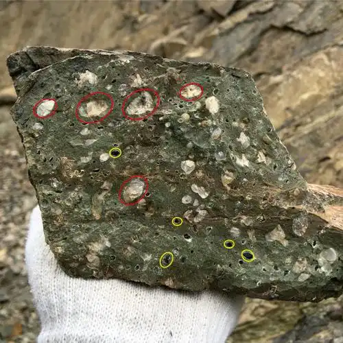 隆子县白垩纪气孔-杏仁状玄武岩