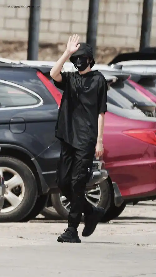 蔡徐坤沸腾校园全黑造型饭拍#@蔡徐坤最新路透照释出.