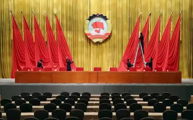 北京国际会议中心,工作人员布置市政协十三届三次会议会场