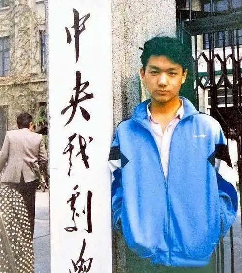 1995年9月,在恩师的帮助下邢佳栋再次考入北京电影学院,大学期间接演