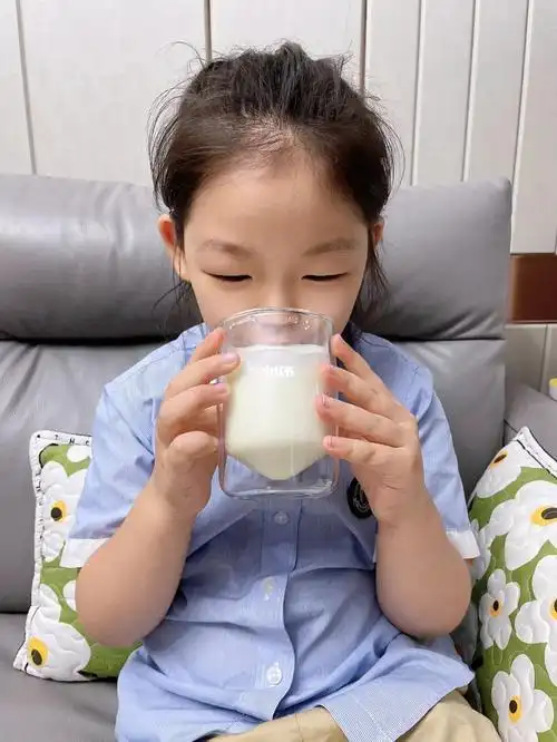 儿童到底要喝牛奶还是奶粉