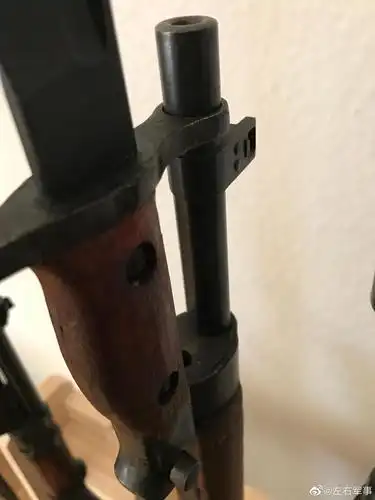 刺刀的固定方式.sg98iii与30刺都是在刀柄背部有卡榫