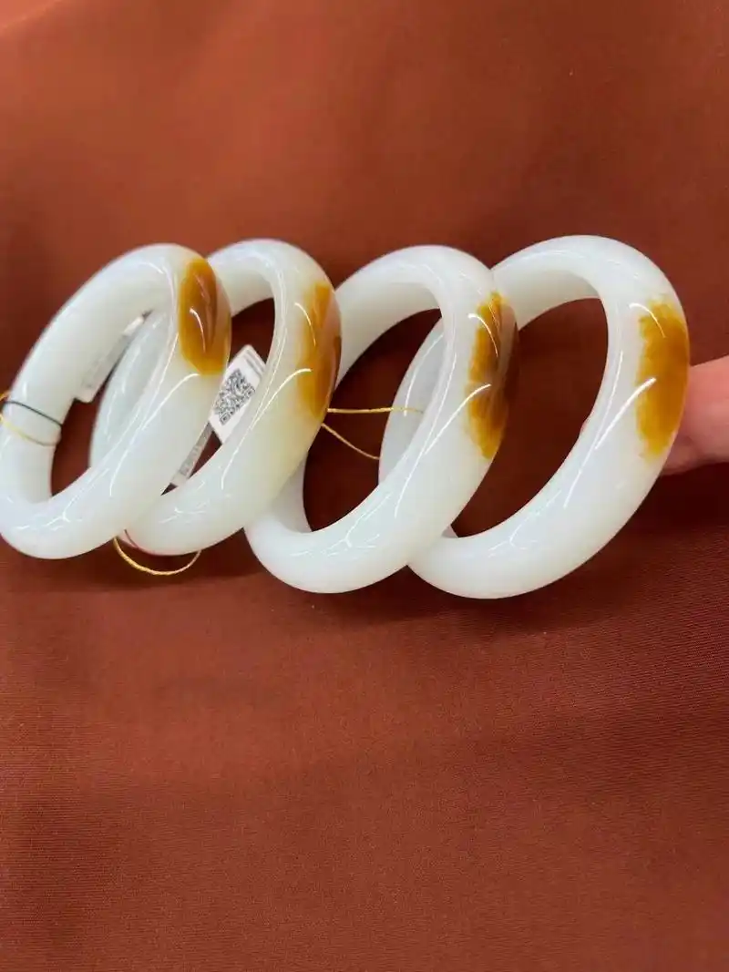 和田玉且末糖手镯,是由上等的和田玉料制成的 - 抖音