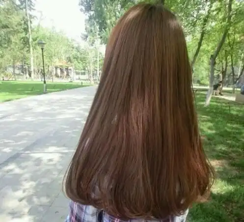 的中长发烫发发型设计,内扣发型有着比较浪漫的曲线,需要头发长材最美