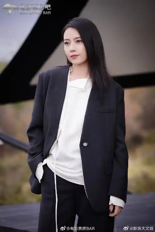 高圆圆生图#高圆圆今日活动生图,黑色西装披散长发,又美又帅!