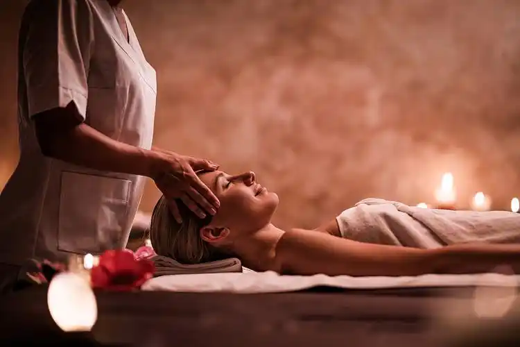 年轻女子正在健康水疗中心做面部按摩.图片下载