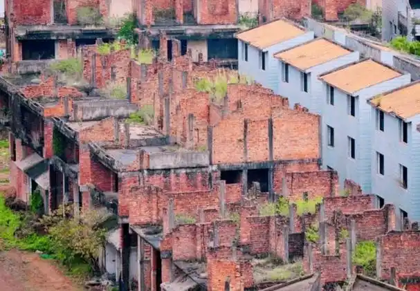 在广东的龙岗区南湾街道南岭村,有一处地方引人注目,却也让人惋惜.
