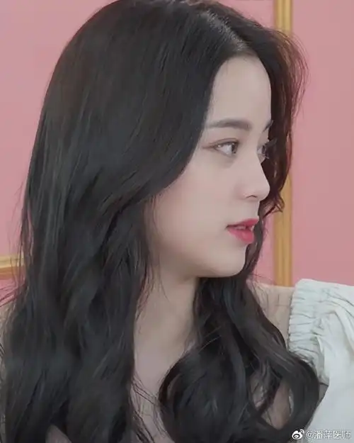 找一张90°的侧脸照,连接眉间点,鼻下点,颏前点,三