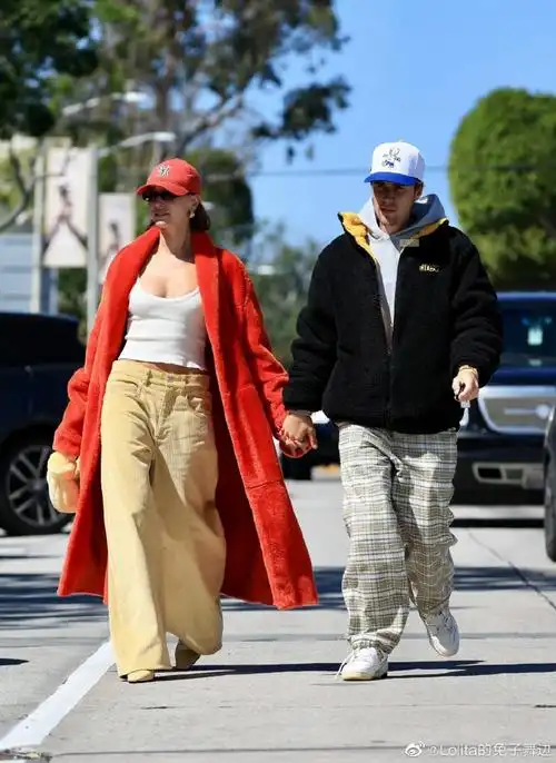 比伯海莉街头热吻,这么一看,人家两个人的感情真的是很好很甜蜜阿!