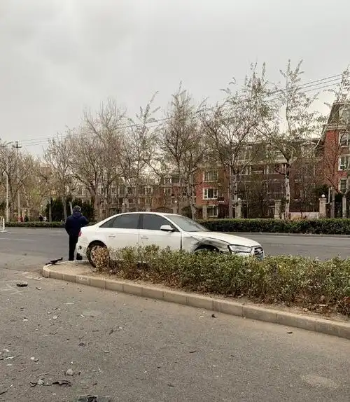 惨烈车祸!北京一辆奥迪与灰色轿车突然相撞,轿车车损严重!
