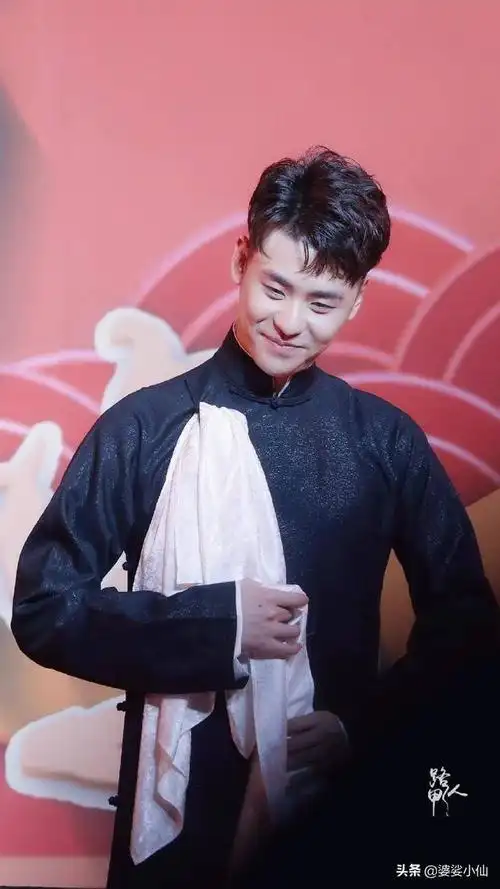 张云雷久违的黑金大褂重出江湖