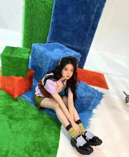 组图欧阳娜娜晒春日穿搭造型戴大沿草帽扎双马尾辫清新可爱