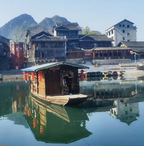 "一脚踏三省"边城茶峒