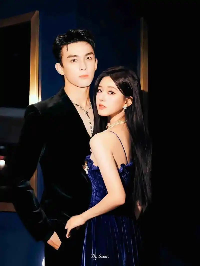 吴磊赵露思拍照杂志封面#吴露可逃 #这谁顶得住啊 #202 - 抖音