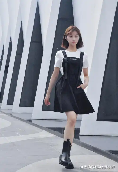 新品测评这条减龄的背带裙也太适合梨形身材了吧