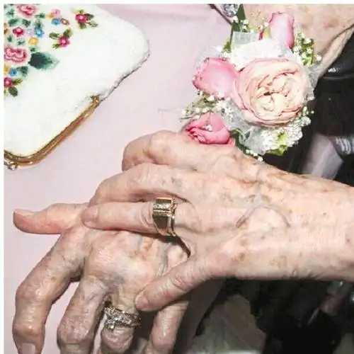 美同性恋老人相伴72年后结婚 .