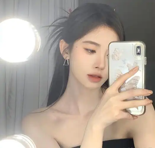 鞠婧祎啊,她以前真的就是那种放在人堆里你都找不出来的那种普通女孩.