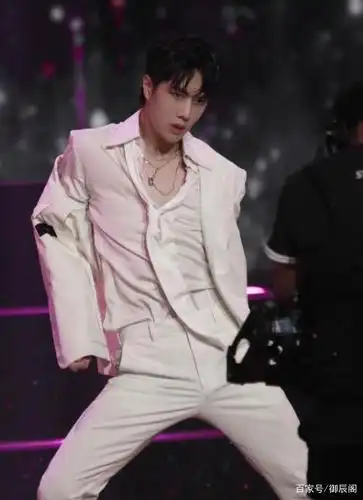 王一博《散落的华服》,性感!白色西装太吸睛,舞蹈歌词让人脸红