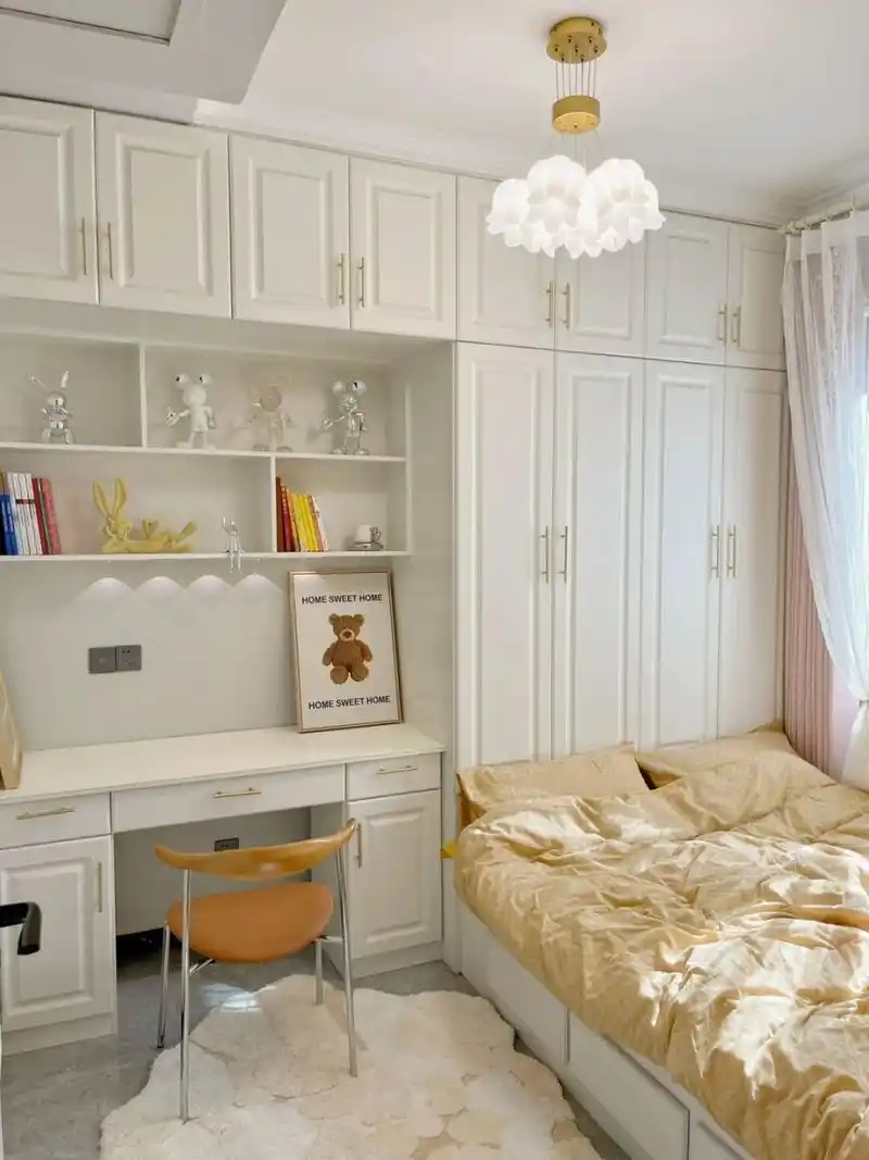 小户型卧室做这样的榻榻米,颜值与实力并存 房间8平左右,没有选择全屋